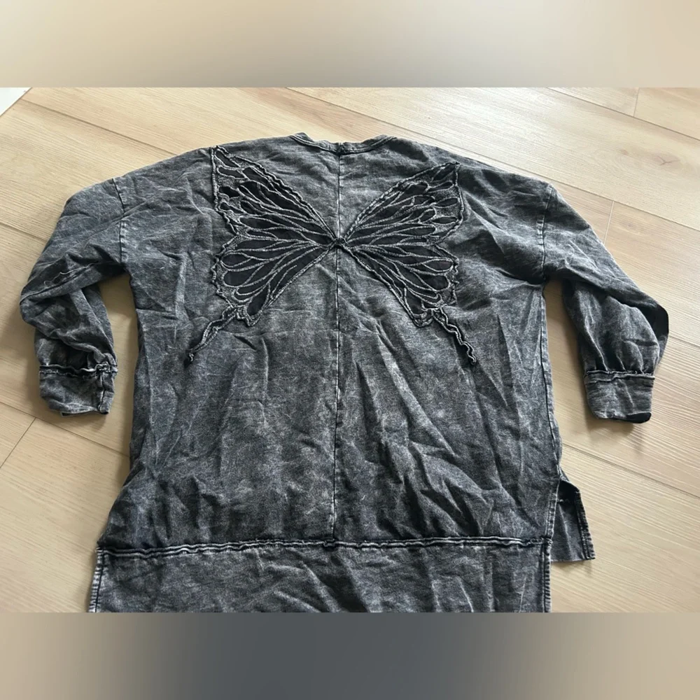 J.her Gray Butterfly Embroidered Women's Top - Picture 1 of 4